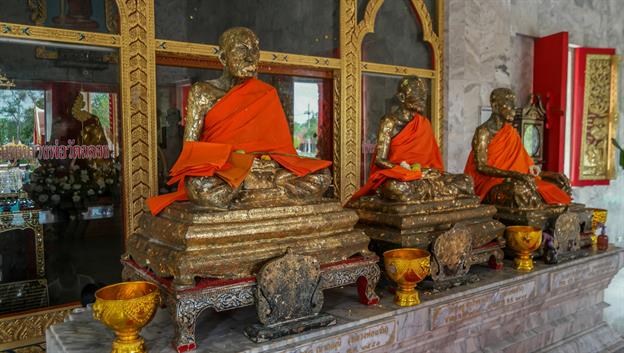 Vor diesem Altar drängen sich meist viele Thais, die hier für diverse Dinge bitten. Die Statuen der drei verehrten Mönche sind dafür bekannt, diese Wünsche zu erfüllen. Im Gegenzug versprechen die Bittsteller das Abbrennen von Feuerwerksketten oder Geldspenden an den Tempel.